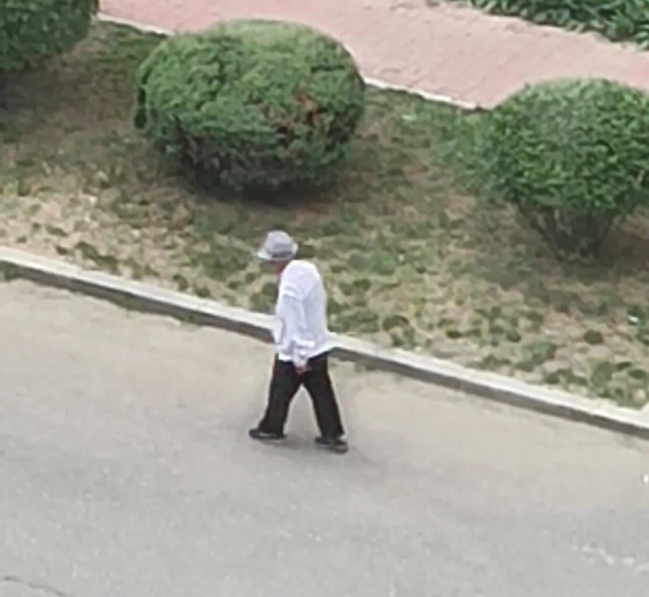 这个老人是抗美援朝老兵近百岁了每天早上起来捡小区的垃圾冬天下雪会第一位扫雪的也是