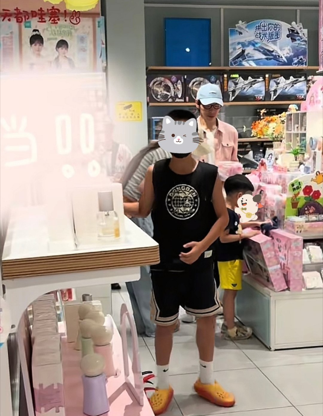 向佐和郭碧婷昨天在西双版纳被偶遇，郭碧婷活的很自在，不出来营业时，私下生活里她都