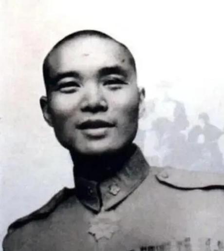 1958年，沈醉去天安门参加阅兵仪式，看见毛主席身边站着的女人，吓得他当场差点魂