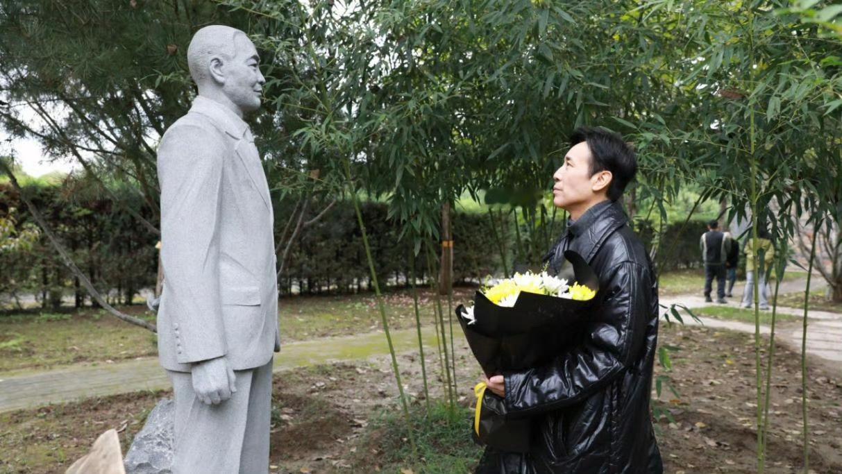 于和伟先生去吴石墓前悼念了，这两天也有很多群众去北京的吴石墓前，以及宁波枫园朱枫