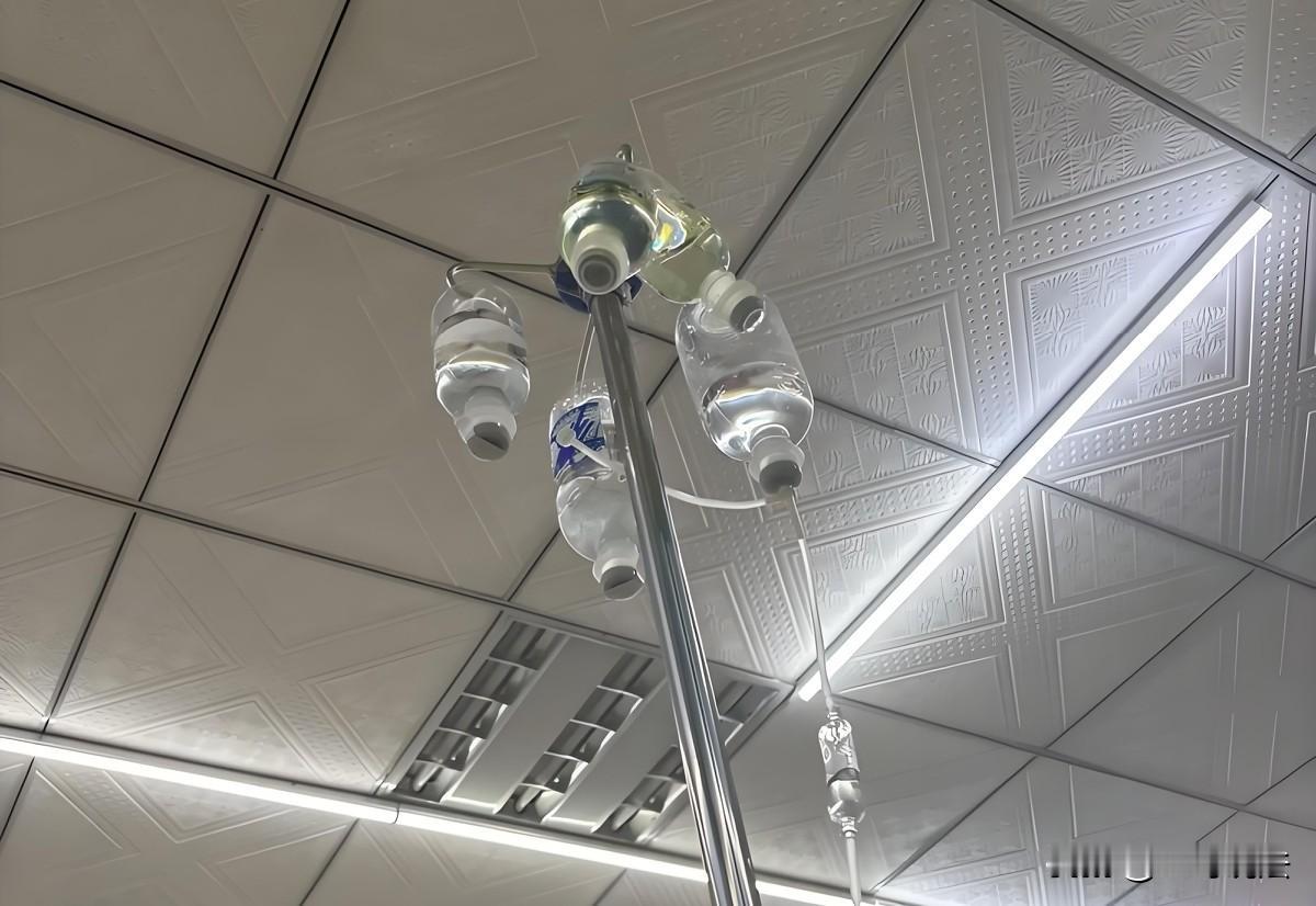 太吓人了！浙江宁波，一55岁男子感冒，他一量体温，自己有些低烧，他到小诊所输液治