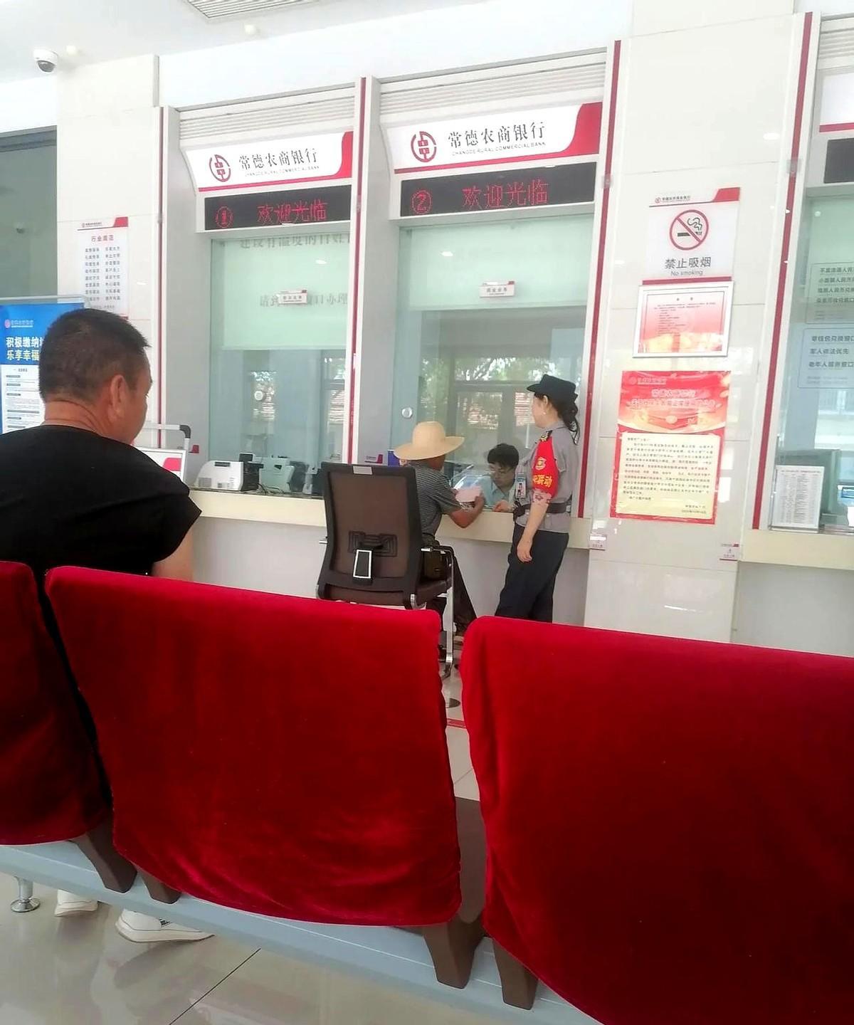我弟弟就是个犟驴，手里拿着160万的存款，也不买车，也不买房，更不买理财产品。