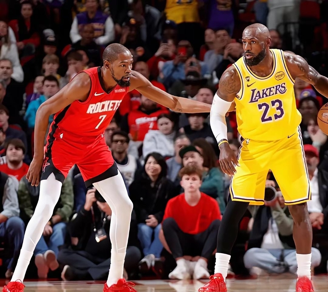 西部今年两大笑话：一队装硬汉，一队装弱鸡，说的就是湖人。别看最近赢了几场就嘚瑟，