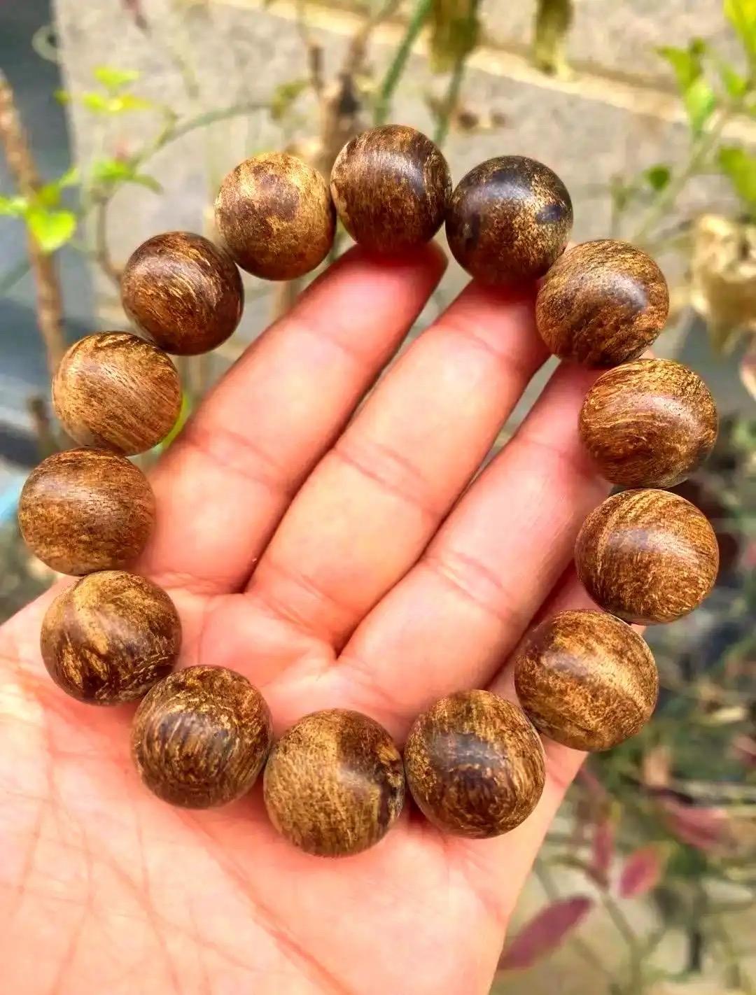 盘玩沉香的核心口诀是：少盘多放，忌水避味。沉香本质是含有油脂的腐木，并非坚硬矿物