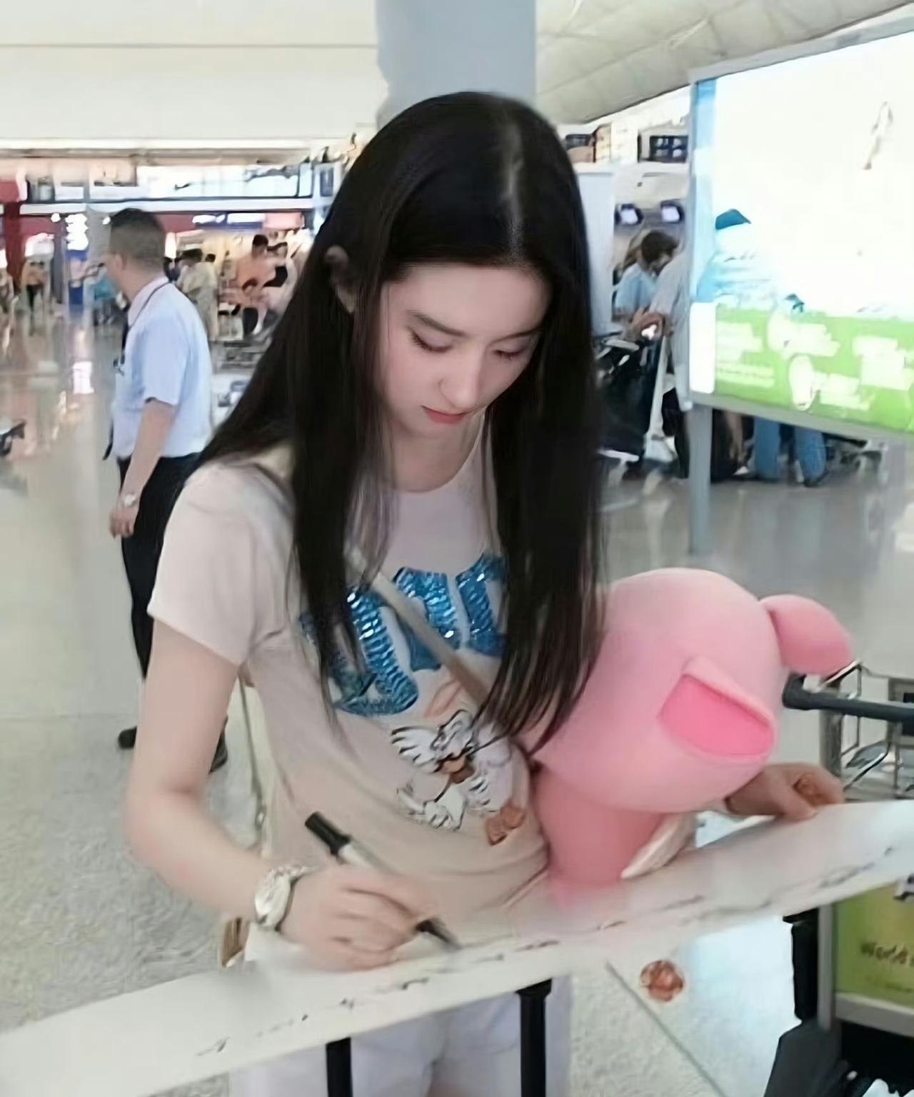 那些你很少见到的刘亦菲的私房照，果然美女就是不管什么场合都能美出不一样的样子，第