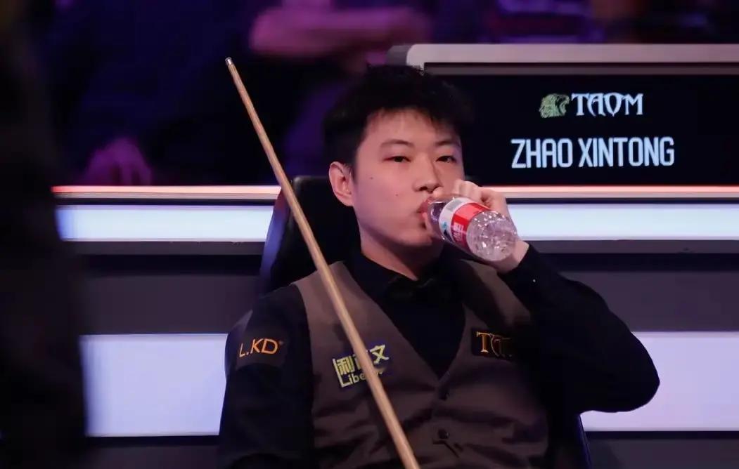 江俊这小子可以。资格赛补赛干掉世界第28的沃顿，第一次打进排名赛32强，创了自己