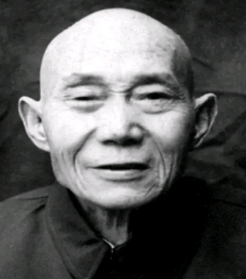 1940年5月，一名地下党投靠了日军，见到日军少将后，他却突然拿出手枪，对着日军