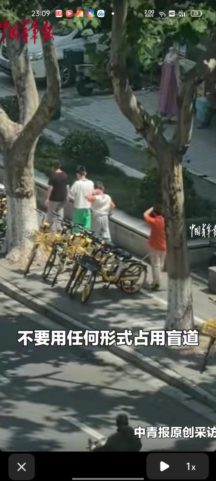 5月28日，江苏南京。网友发视频称，一群视力障碍的小朋友在老师的带领下，练习在盲