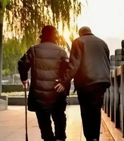 河南郑州，5月28日，一男子在妻子出车祸离世后拿到465000元的赔偿款，不料，