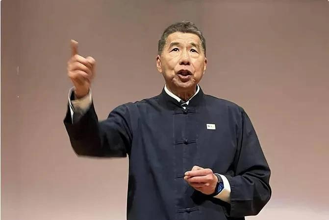 打个比喻，张亚中是一棵竹子，高傲却不免有点空洞，竹叶很丰满，竹竿很骨感。馆长是