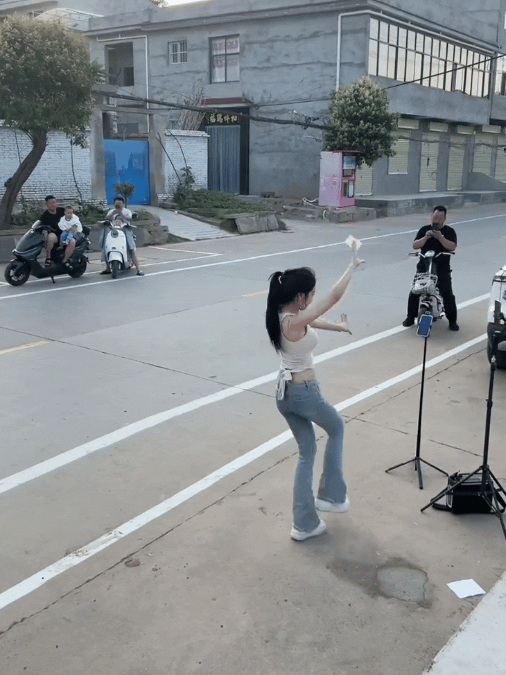 美女网红在马路边上旁若无人的直播给粉丝跳性感舞蹈，几位路过大哥强势围观！