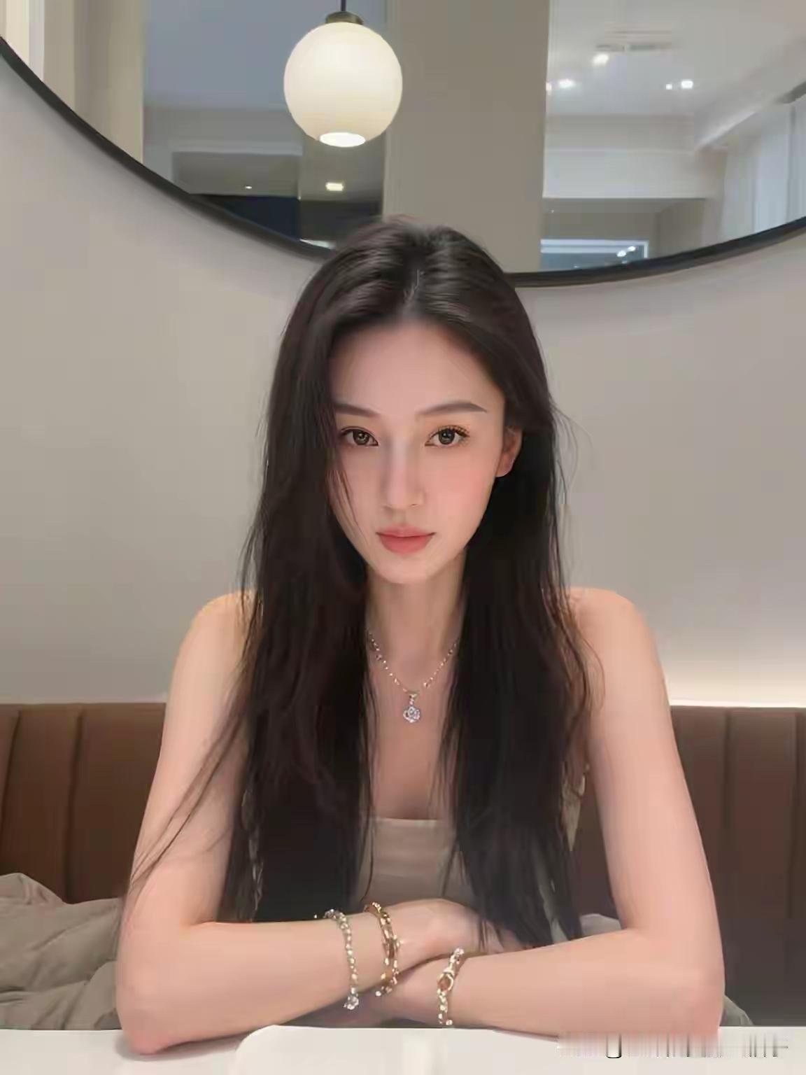 你是喜欢御姐风还是温柔风?每天美丽照片分享成熟稳重的美女你喜欢吗?