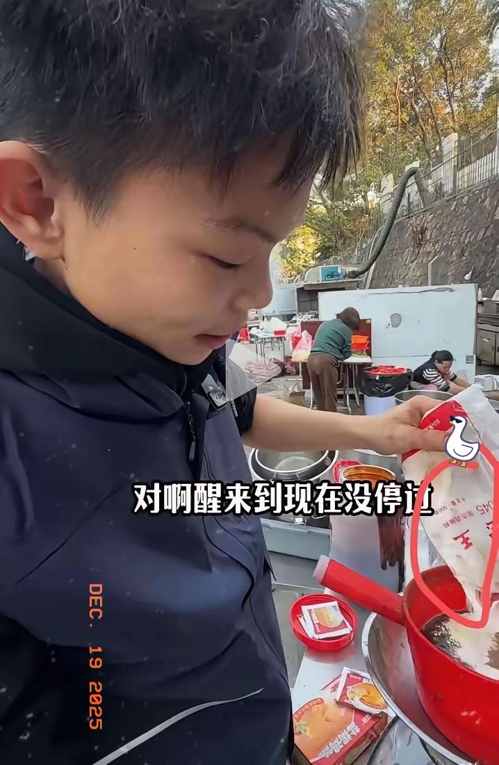奉劝各位吃货一句，再火的路边摊也别当日常食堂！16岁烤鸡少年爆火后，网友实拍的腌