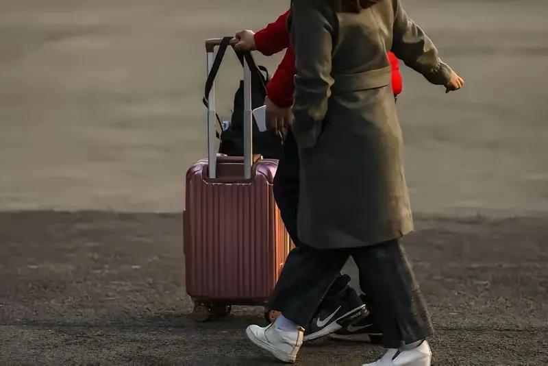北京女子嫁二婚丈夫，对继子视如己出，12年后两人离婚，女子净身出户，谁知，继子的