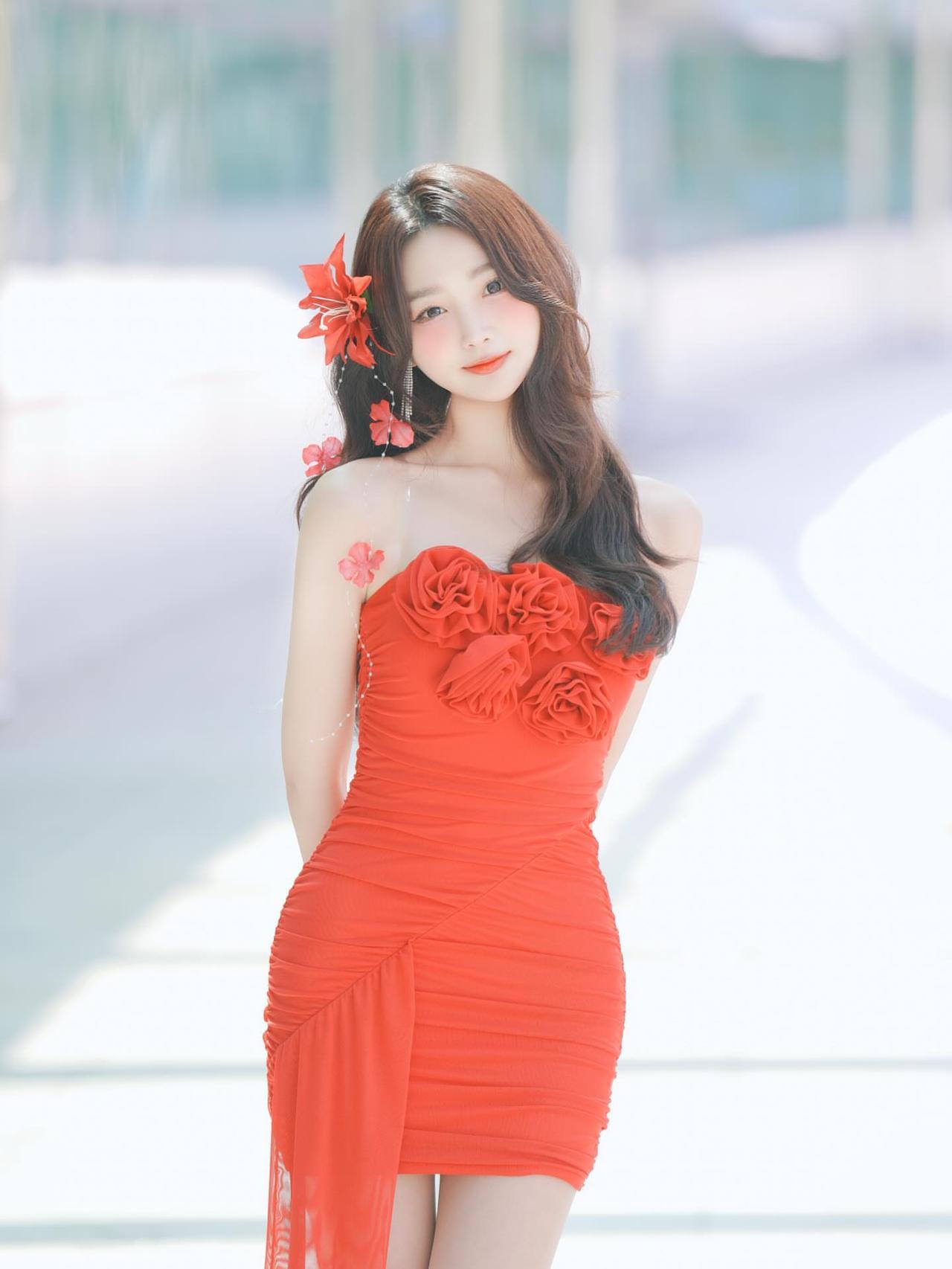 甜美少女心，橙裙飘飘，花海中绽放！🌸💃🌟你有哪些街拍，特别惊艳怎样穿搭让