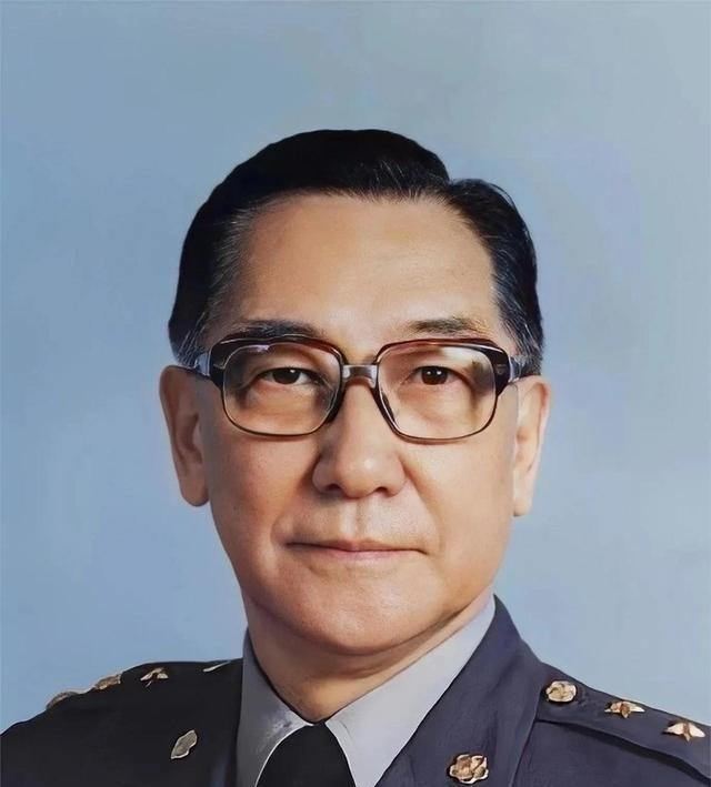 蒋纬国年轻的时候去见胡宗南，火车上面，蒋纬国正在下铺发呆的时候，一个少将走了过来