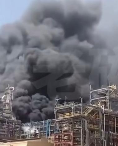 总理莫迪还没来得及去剪彩，印度刚建好的最大炼油厂就突发大火，浓烟直冲天际。这场面