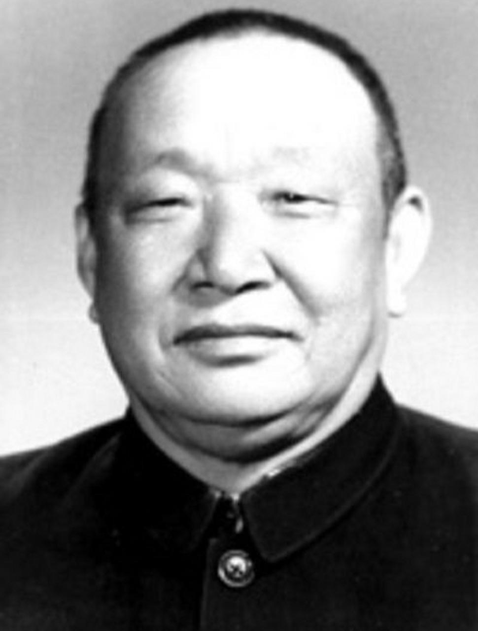 他被骂一辈子反共军阀，去世12年后老婆才说实话：手底下两千多地下党他全知道，就是
