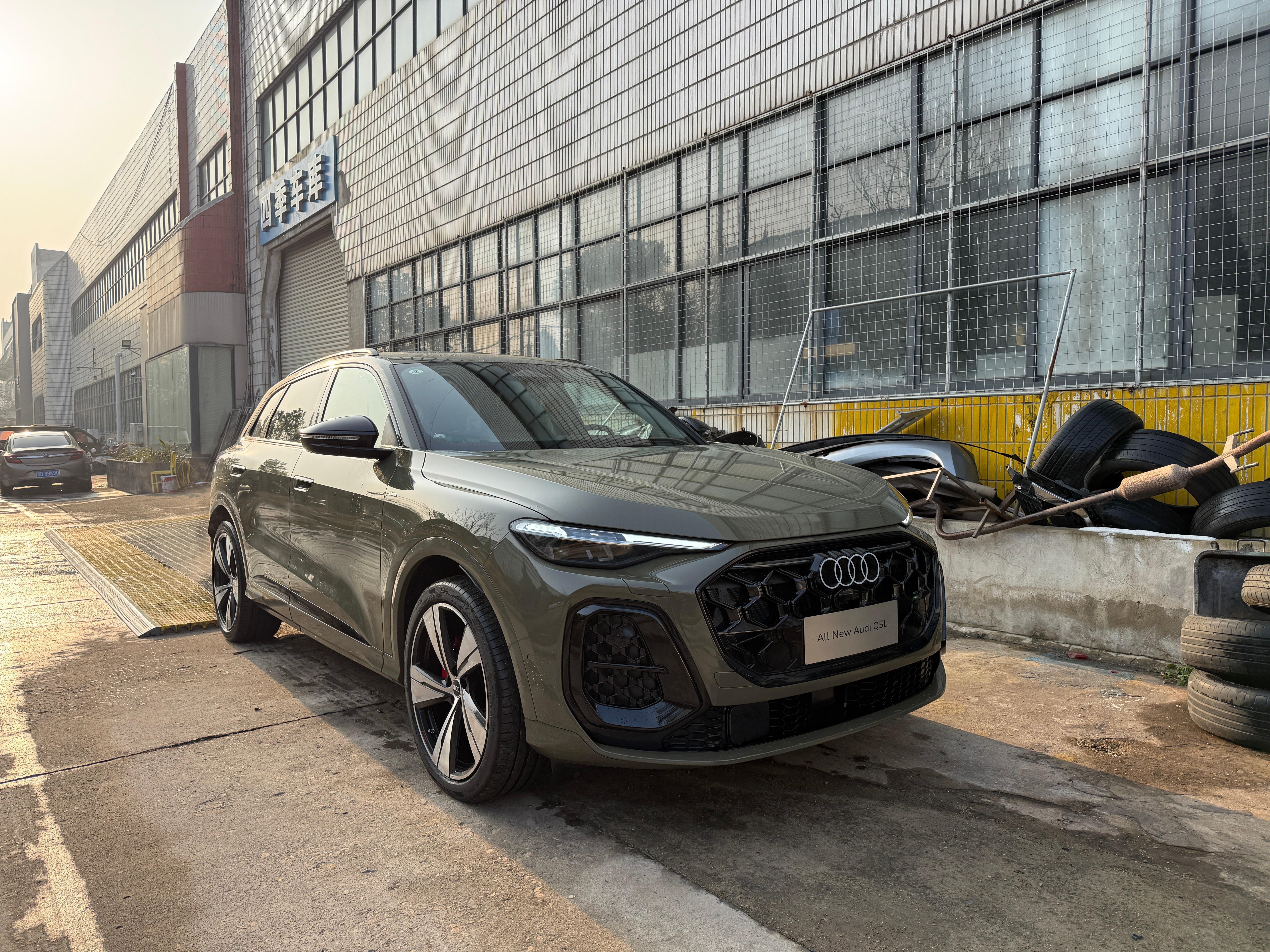 全新一代奥迪Q5L。个人不喜欢的点，一个是内饰的质感不够豪华，后排的中央凸起确