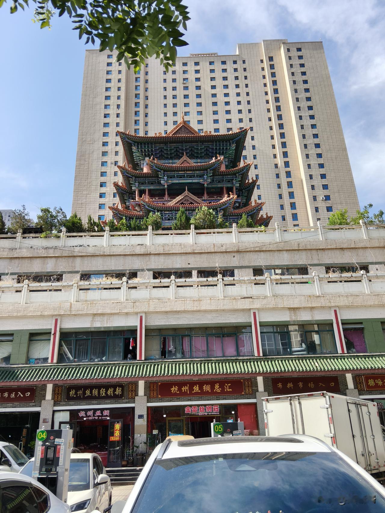 没想到在这么现代化的兰州，这样古色古香的的建筑风格出现在了繁华的市区。这个地