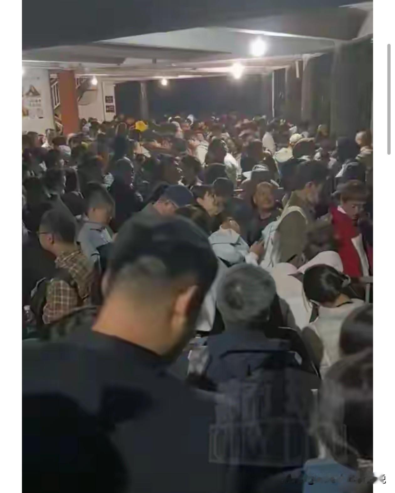 各位，插播一条消息！10月5号刷到华山这事儿，我第一反应就是：谁大节里去爬华山