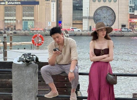 网友在迪拜偶遇钟楚曦和侯雯元。俊男靓女确实养眼。自从两人公开后，大大方方谈恋爱
