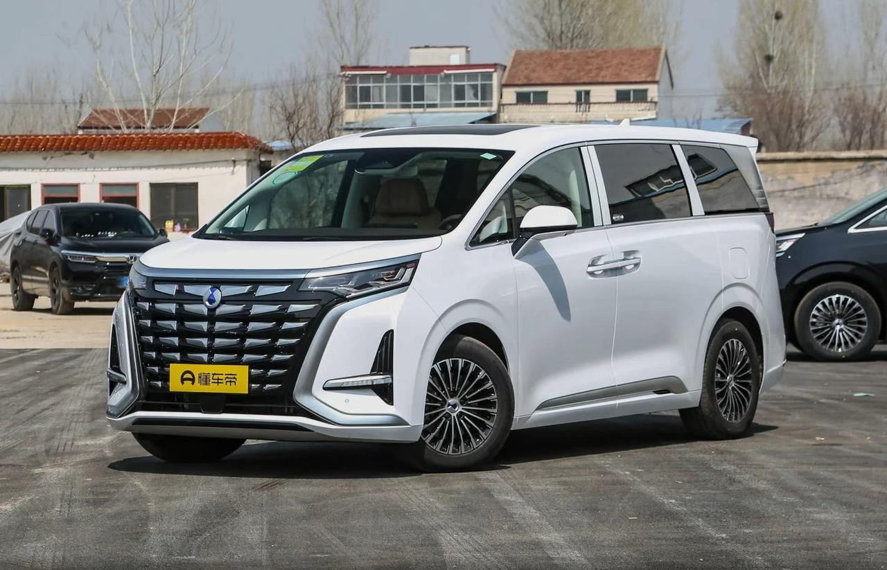 “现在二手腾势D9DM-i能不能下手？”说实话，这车确实火——满大街的MPV