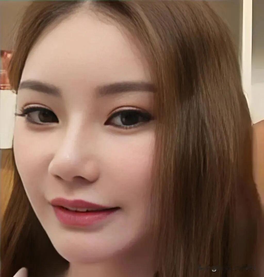 小玥儿身边的新的保姆，是有来头的。一张家族合照直接曝光真相，看护眉眼神态和马家