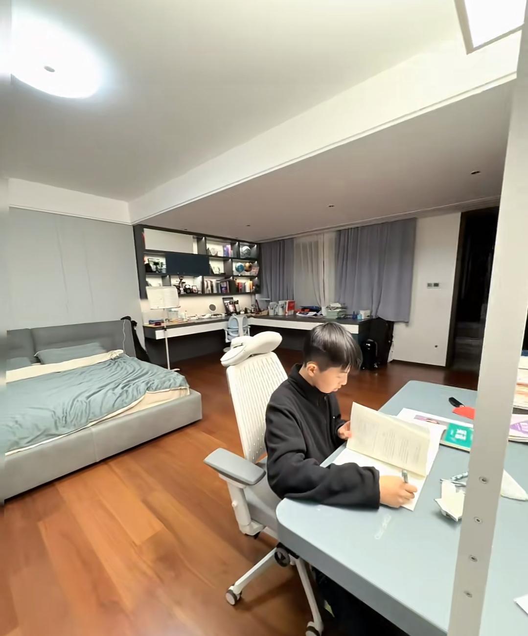 初三儿子月考失利，沮丧地跟我说大概率考不上一级达标高中。我没指责，只告诉他考不上