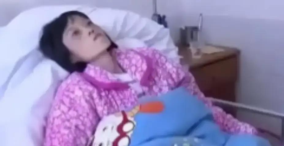 临终前，她把两个年幼的儿子托给亲戚，结果一圈问下来，没人愿意接手。2016年