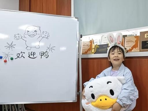 5月5日报道，安徽芜湖一个4岁的小女孩，对着镜头喊了一句“五一我要去南京”。结果