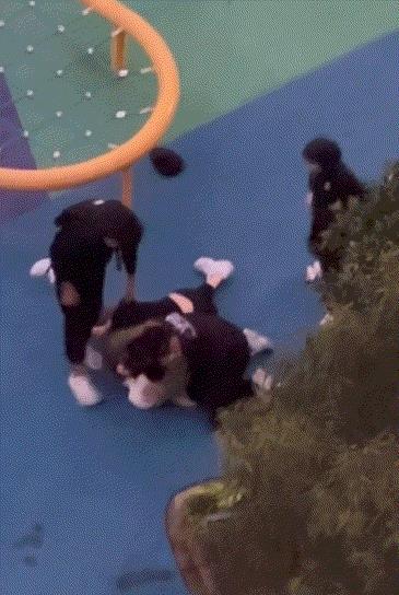 5月21日，一对中国夫妇在澳大利亚街头被一群青少年围住，没有任何原因的遭到辱骂、