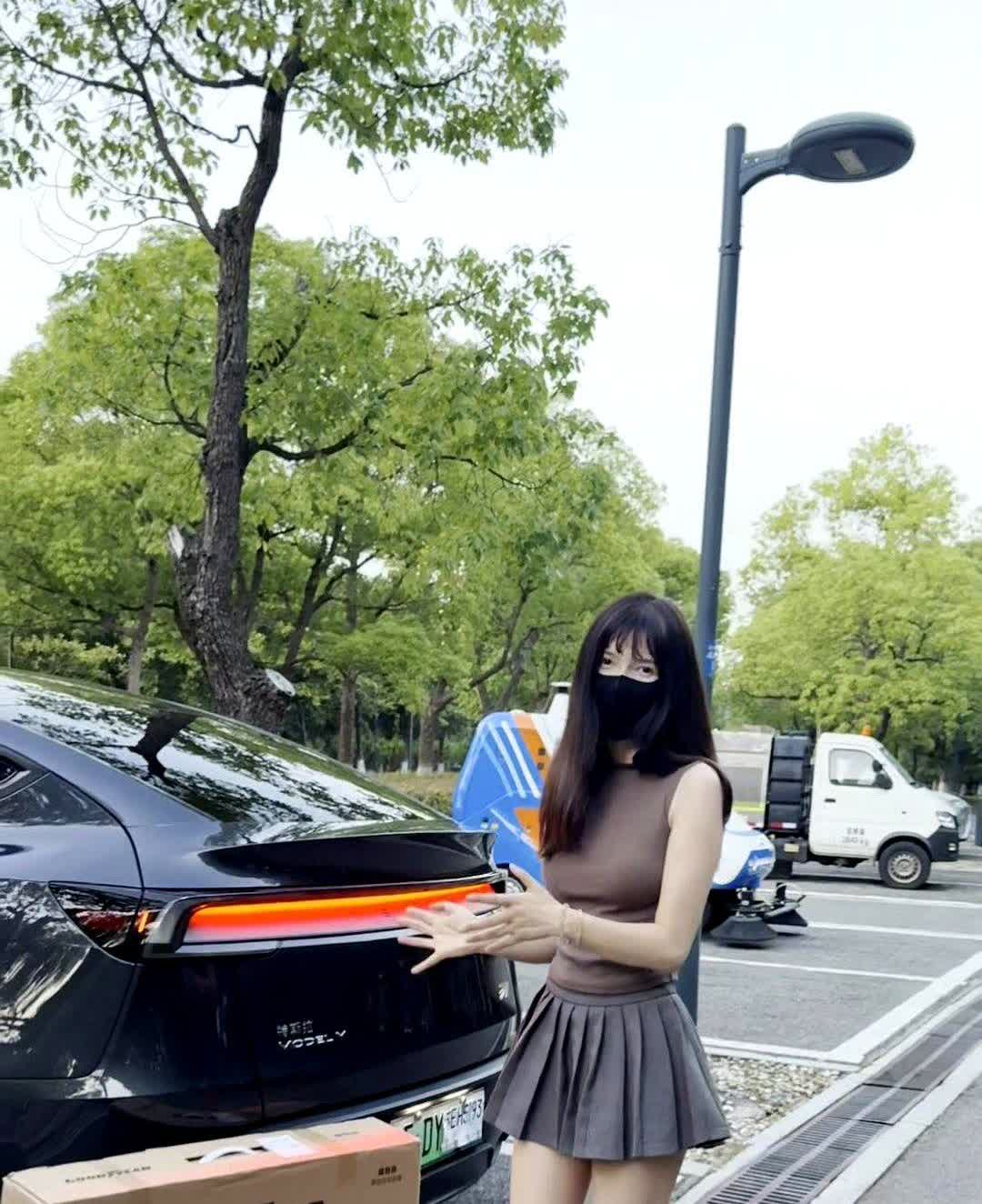 刚提完我的焕新版modely，第一件事就是把脚垫给换了。作为三台特斯拉车