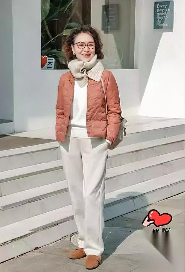 我婆婆70岁就爱穿得亮堂昨天刚买的粉碎花裙子今天穿出门,公公就念叨:“老