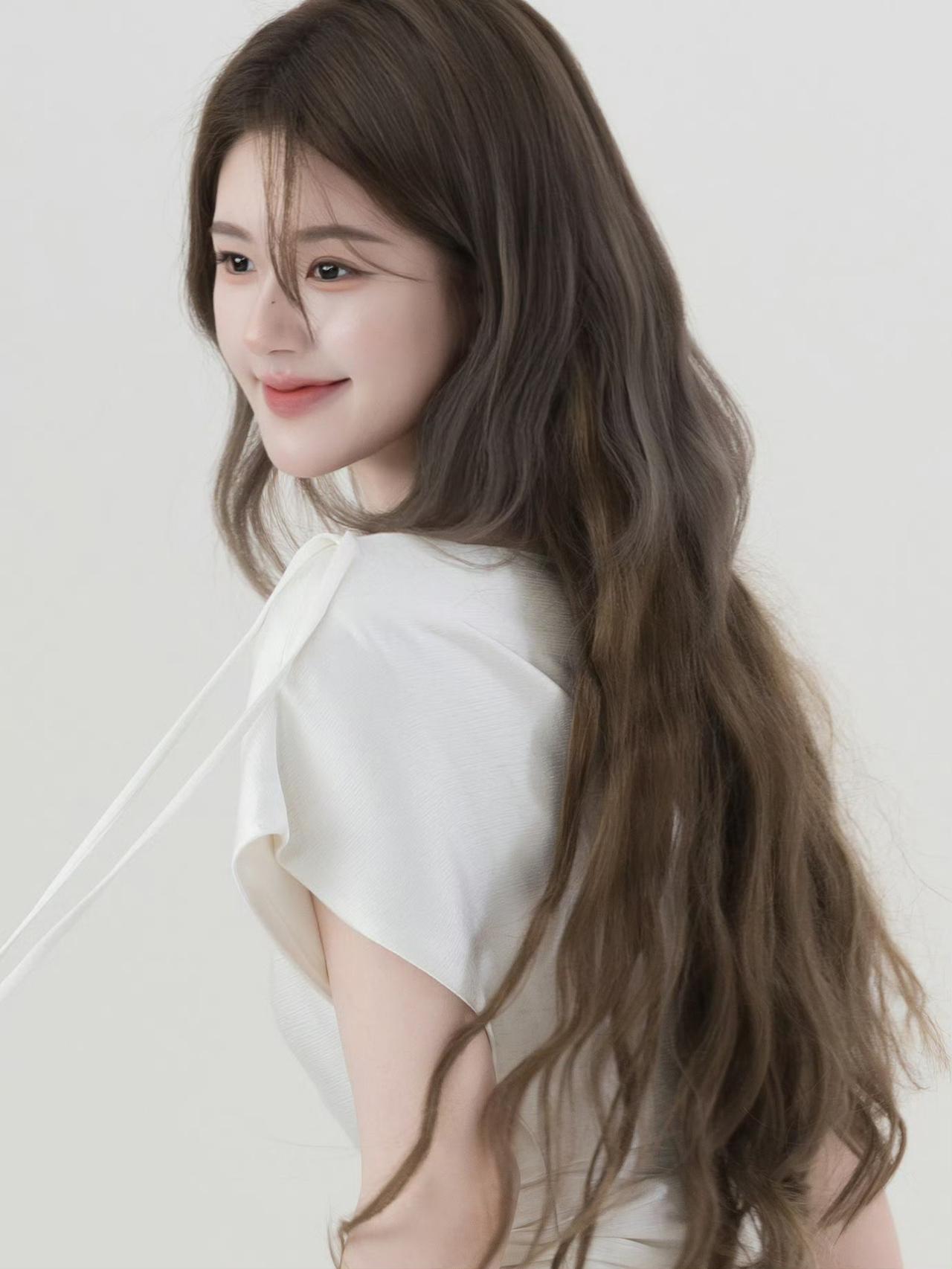 赵露思白裙卷发，温柔到发光[爱心][爱心]