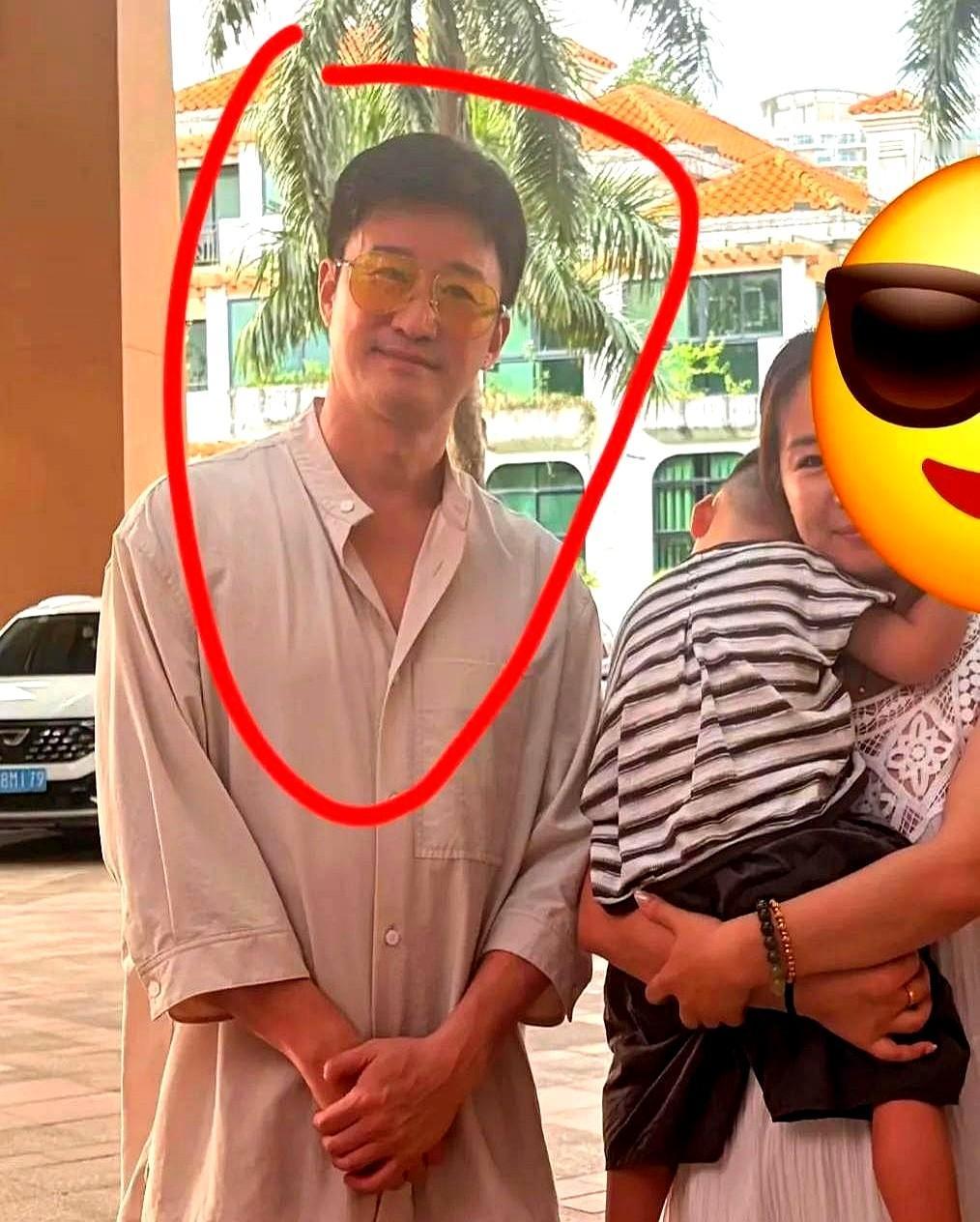 你敢信男人换个发型，视觉年龄直接能减去十岁。8月中旬网友旅游偶遇吴京，他一把
