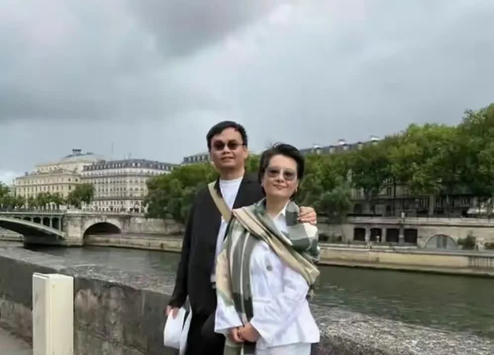 袁立带着三婚老公在巴黎度假。看夫妻俩这气色，一副岁月静好、婚姻和谐的模样。风风雨