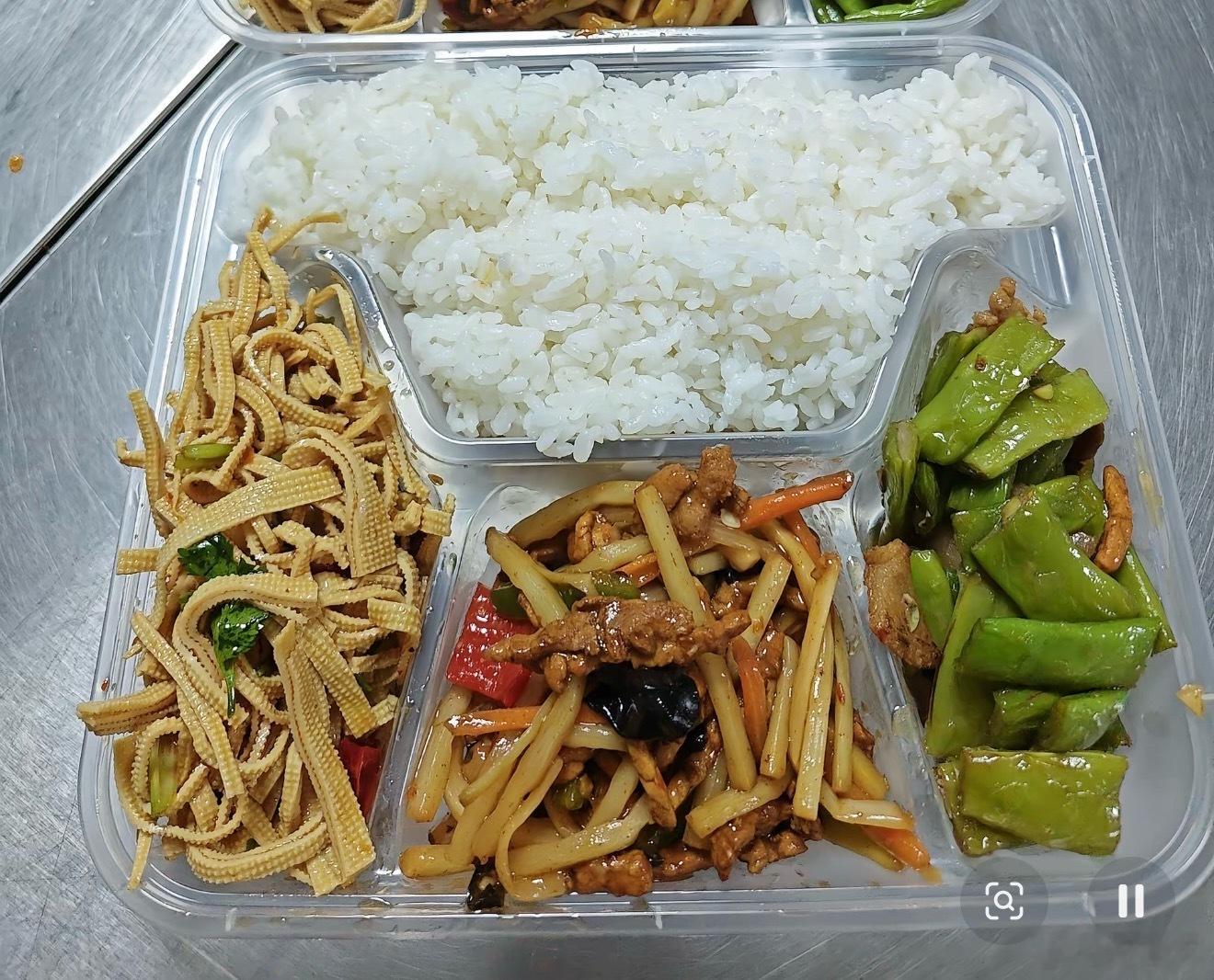 盒饭份量比这个还大，她尼玛吃两份才能吃饱，看的我目瞪口呆。​​​