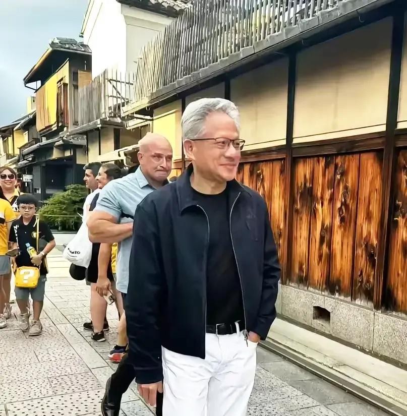 黄仁勋穿了20年皮衣，全网吹他打造“AI教父”人设，他自己讲实话：是老婆买的，他不喜欢，但不敢不穿。