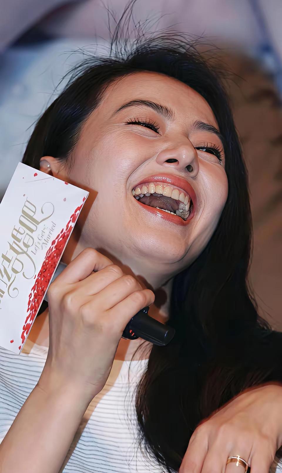 这是高圆圆吗？她的颜值在线，就算是我见了都是甘拜下风的存在她拿着话筒，站在那