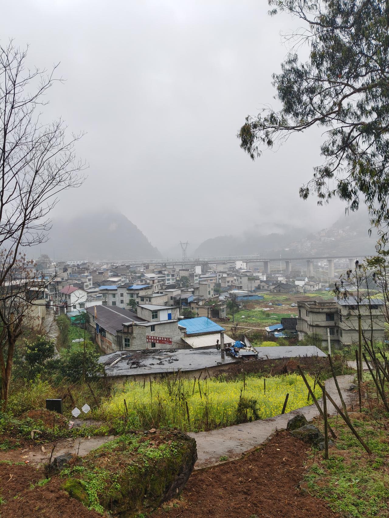 我发现现在上12个小时的企业越来越多，而且有一些还是国企。一个班从早上8点工作到