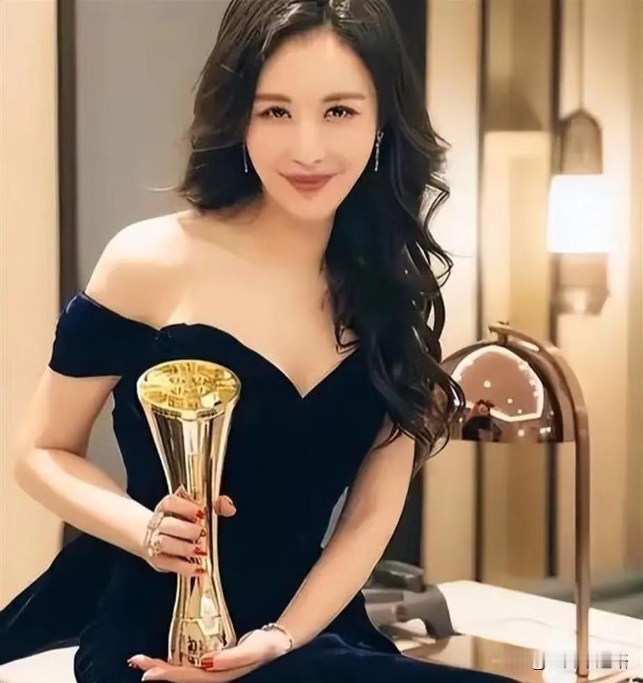 田朴珺删掉了十年的合影。这事发生在今年1月2号，凌晨悄悄删的。微博、小红书、i