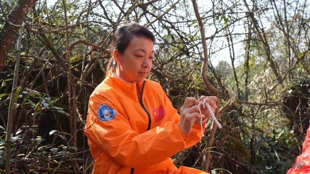 黎家盈年迈的父母走进航天员公寓那一刻，小女儿跑上去喊了一声“外婆”，老人站在原地