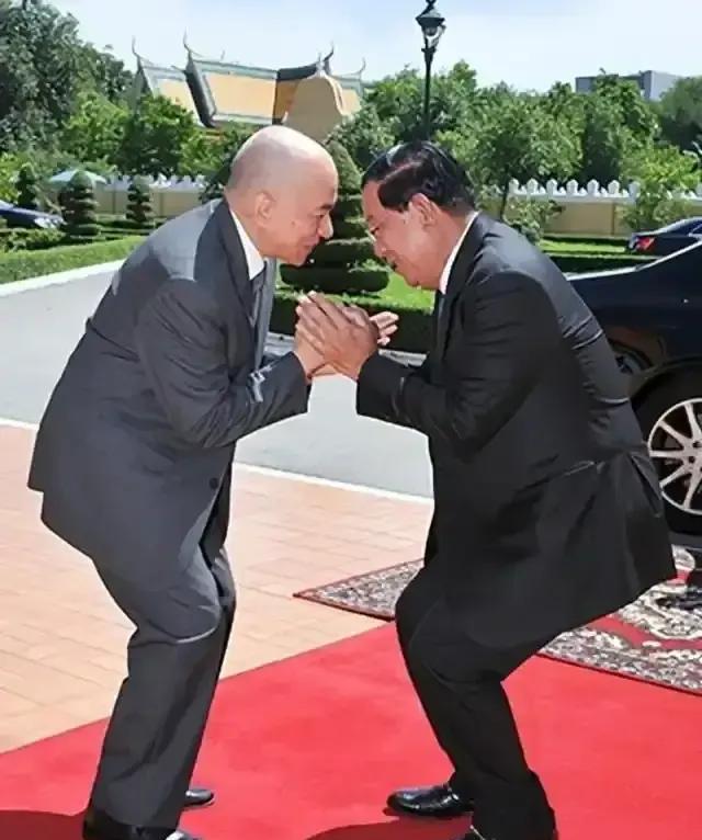 泰柬冲突激烈，柬王西哈莫尼至今没发声，上窜下跳的全是洪森父子，看来柬王确实低调行
