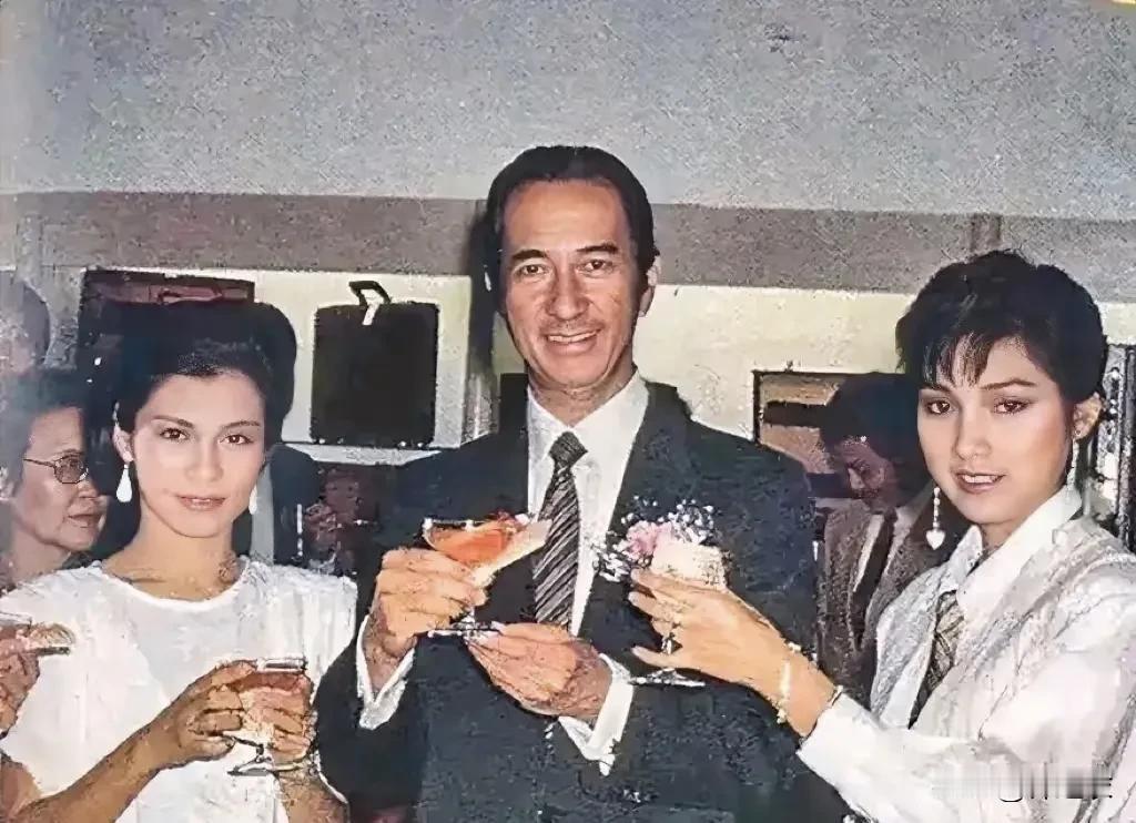 当年四太和二太在媒体面前吵架，二太觉得何鸿燊的原配去世了，只有她才是何太太，四太