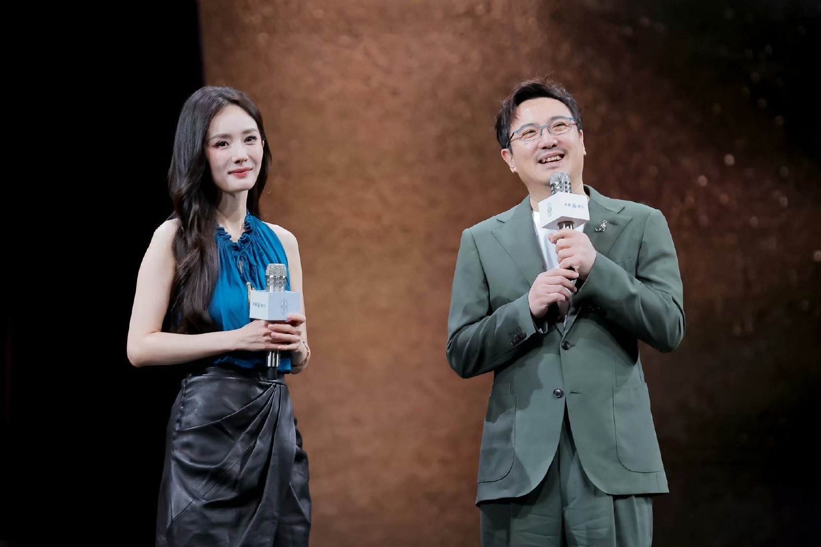 杨幂沈腾花式互动杨幂沈腾这段对手戏好喜欢这俩人的互动！！！​​​​