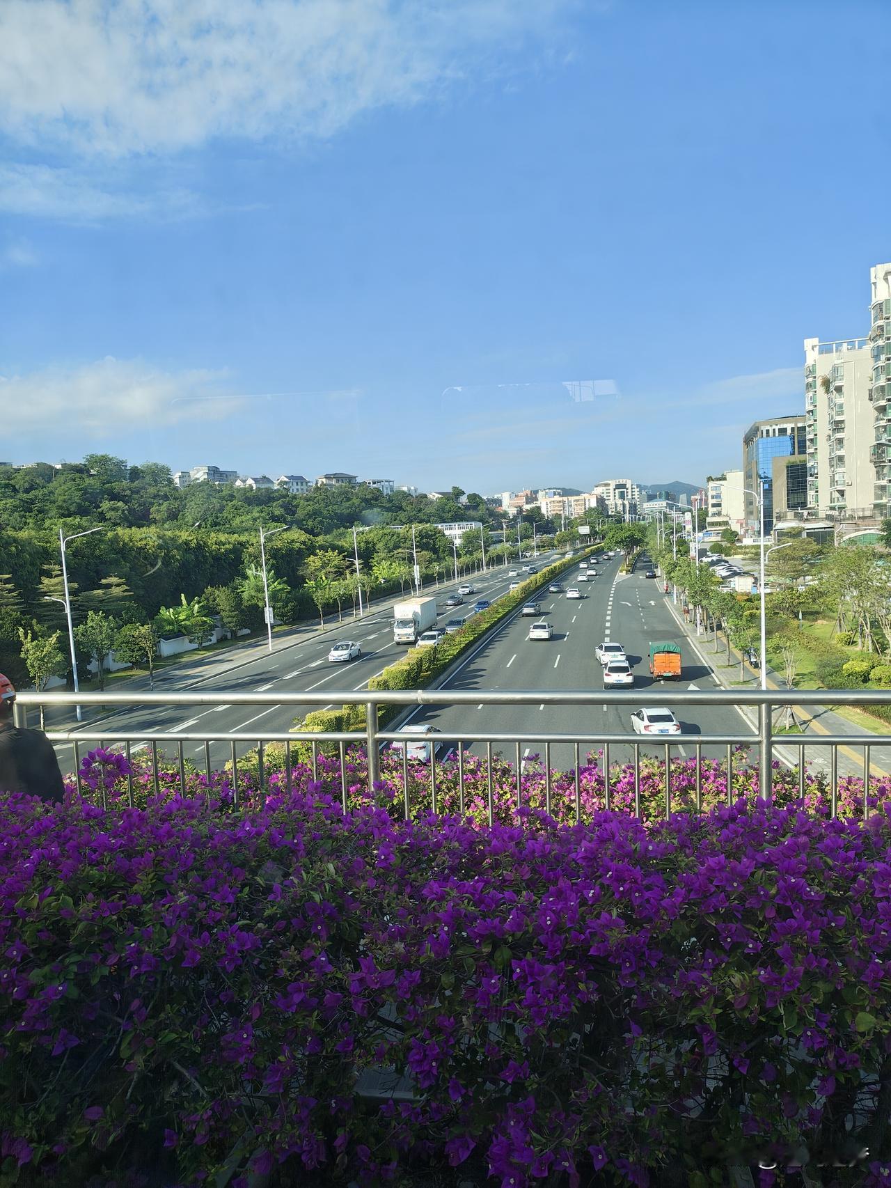 1.超车道用来短暂超车，超车前观察后视镜，打左转向灯，确认安全后快速完成超越。
