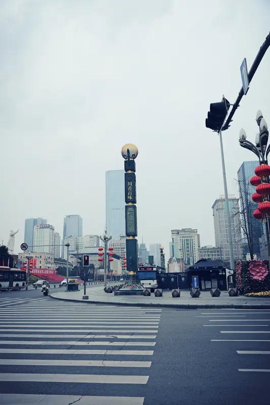 重庆和成都，就像两种不同风格的人生。成都像是温柔的知己，它躺在川西平原，风都是