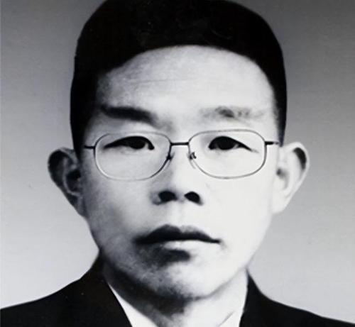 他曾任红军最高指挥，去苏联后神秘失踪，建国后毛主席仍不忘寻找！麻烦看官老爷们右