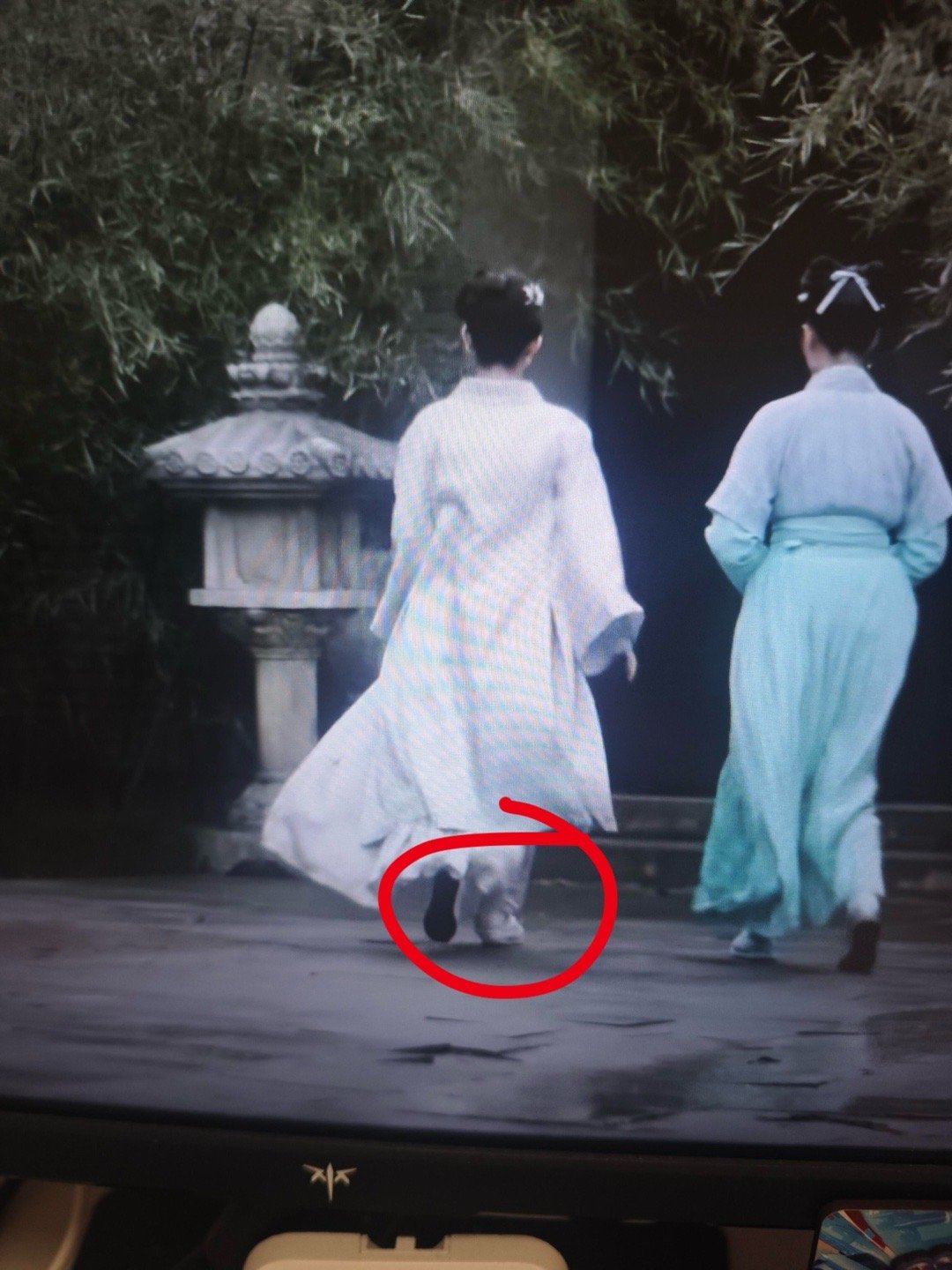 明兰这是鞋子没穿上吗，怎么穿个拖鞋就出来了